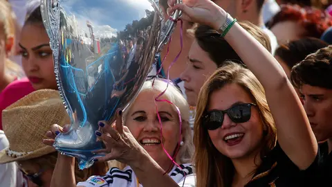 La belleza de las aficionadas madridistas no podía faltar.