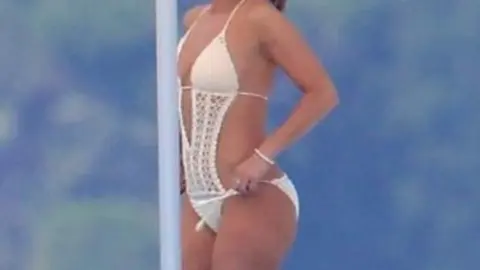 Parece que los años no hacen mella en la escultural cantante.