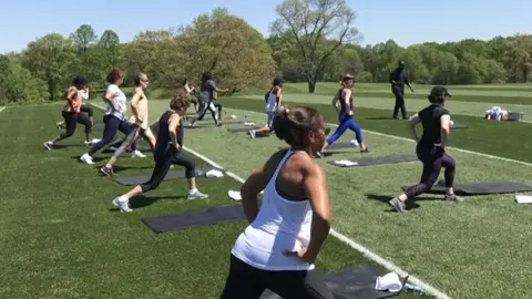 "Para cuidar de otros, primero tenemos que cuidar de nosotros mismos", escribió Obama.