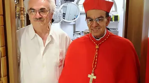 Este es el atuendo de Gregorio Rosa Chávez para la ceremonia de hoy.