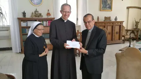 Rosa Chávez tuvo un encuentro con el secretario del papa Francisco.