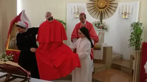 Esta es la sotana que utilizará Rosa Chávez en su nombramiento oficial como cardenal.