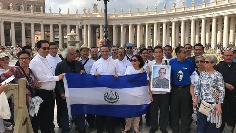 Monseñor José Luis Escobar junto a sacerdotes y peregrinos en Roma. Todos a la espera del primer cardenal salvadoreño / Foto de Meganoticias 21.