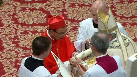 Momento en el que Rosa Chávez asume como el primer cardenal salvadoreño en la historia.