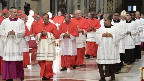 Rosa Chavez ingresando al acto de ceremonia en el que fue nombrado cardenal.
