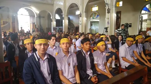 Estudiantes de Bachillerato del Complejo Educativo Católico San Francisco dedican su promoción al cardenal Rosa Chávez./ Foto de Fidel Toloza