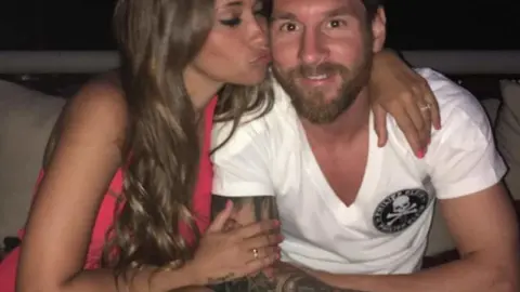 Los Messi mantienen un noviazgo desde la infancia.