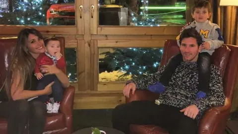 Una foto navideña junto a sus dos hijos.