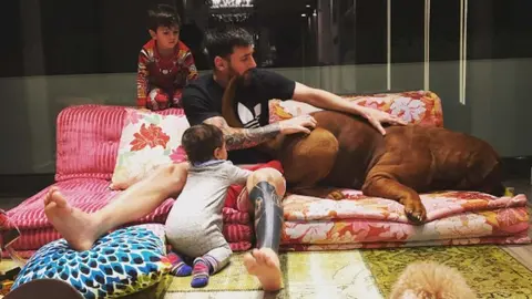 Una de las fotos más famosas, junto al enorme perro mascota.