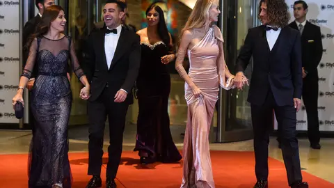 Xavi Hernández y Carles Puyol con sus respectivas esposas.