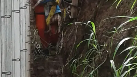 La zanja tiene unos 6 metros de profundidad y se llenó de lodo debido a las recientes lluvias.