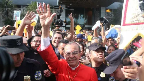 Decenas de feligreses saludaron al cardenal Rosa Chávez a su salida de la terminal aérea. Foto: Televisión Católica