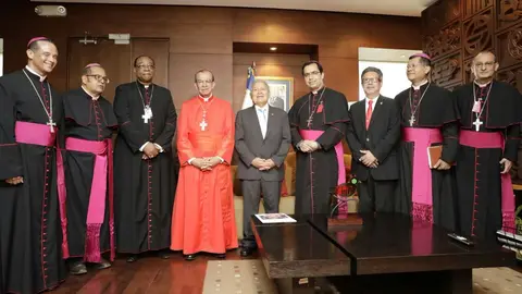 A su llegada al aeropuerto, junto al presidente, el nuncio apostólico y algunos obispos. Foto: Casa Presidencial