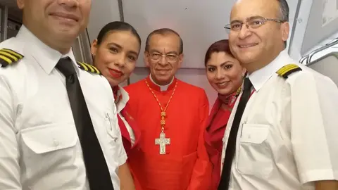 El cardenal Rosa Chávez junto a la tripulación que lo transportó. Foto: Televisión Católica