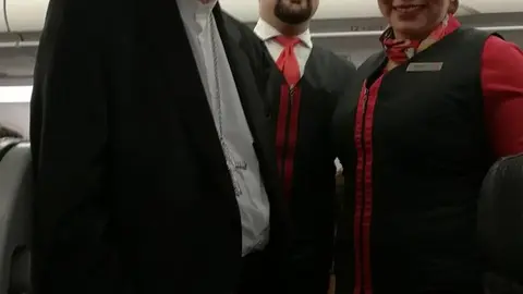 El cardenal Rosa Chávez se tomó unos minutos para compartir con personal de la aerolínea. Foto: Televisión Católica