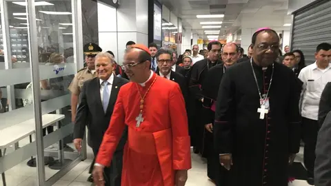 El cardenal a su llegada al aeropuerto internacional. Foto: Casa Presidencial