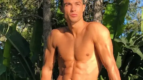 Al parecer, el delantero no llevó a su novia al paseo familiar.