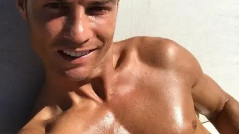 El delantero luso ha tenido tiempo para presumir su cuerpo.