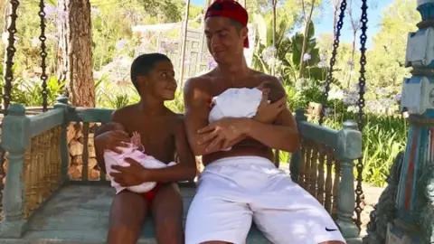 Cristiano Ronaldo mostró esta foto junto a sus tres hijos. "Bendecido", escribió junto a la imagen.