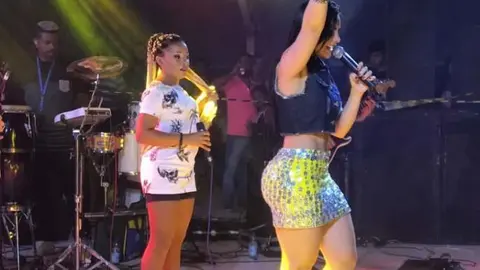 En realidad, cuando se sube al escenario es para cantar, no para predicar.