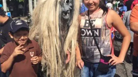 La población capitalina se hizo presente al desfile del Correo. / Foto: Arely Menjívar