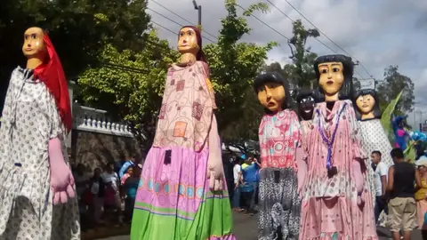 Las gigantonas son parte del desfile. / Foto alcaldía San Salvador.