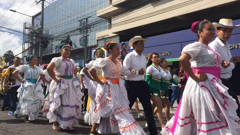 Parte del ballet folklórico que participa en el recorrido./ Foto alcaldía San Salvador.