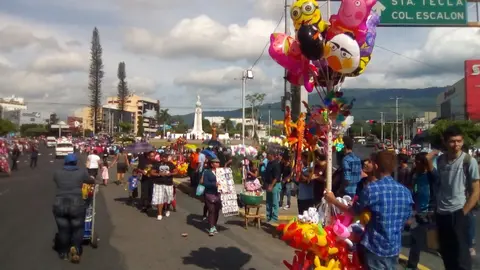 Los comerciantes aprovechan para vender alimentos, juguetes y otros. / Foto RSM.