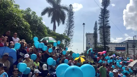 Cientos de capitalinos se han ubicado en las calles por donde pasará el desfile.