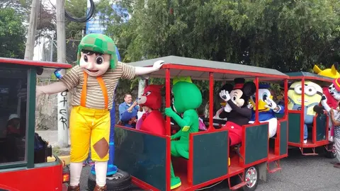 Otros personajes también son parte del desfile del correo / Foto Max Villalta.