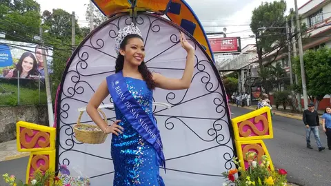 La reina de las fiestas de San Salvador engalana con su belleza el evento. / Foto de Max Villalta.