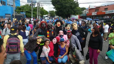 La población capitalina se hizo presente al desfile del Correo. / Foto: Max Villalta.