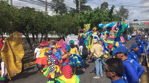 Parte del ballet folklórico que participa en el recorrido./ Foto alcaldía San Salvador.