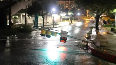 Postes y árboles caídos son algunos de los estragos que causaron los fuertes vientos.