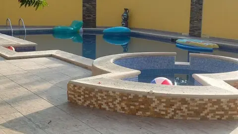 Las viviendas tienen piscinas y otros lujos, como esta allanada en la colonia Los Cedritos de San Pedro Sula.