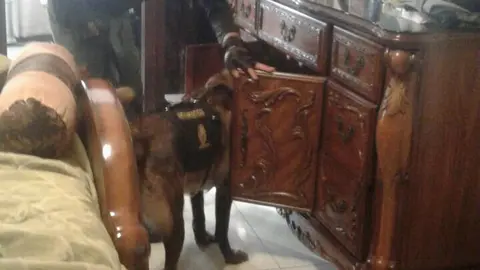 Las viviendas tienen muebles elaborados en finas maderas.