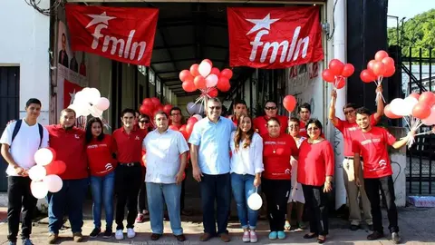 Vicente Coto (FMLN) compartió esta foto en la que aparece en un acto proselitista de su partido.