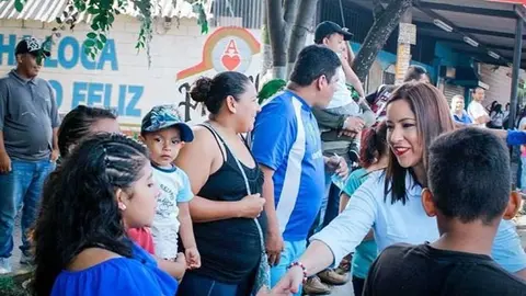 Alejandrina Castro (ARENA) visitó Ilopango, donde aprovechó a dar varios saludos.