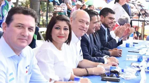 Juan Valiente se sumó a los eventos del alcalde de Santa Tecla, el arenero Roberto d'Aubuisson.