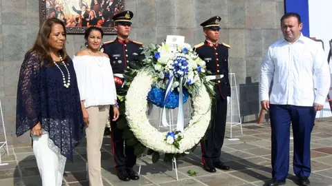 En los actos desarrollados en el Museo Militar de la Fuerza Armada, Guillermo Gallegos (GANA) y Cristina López (PCN) fueron los únicos no efemelenistas que llegaron.