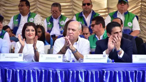 Karla Hernández y Rodrigo Ávila decidieron acompañar al alcalde de Santa Tecla, Roberto d'Aubuisson. Ahí, no hubo presencia del FMLN.