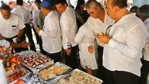 Los bocadillos no faltaron para Donato Vaquerano (ARENA), en San Vicente.