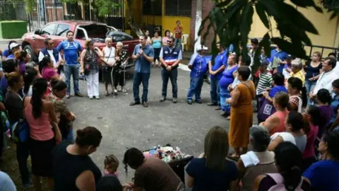 Ernesto Muyshondt realizó una especie de mitin en colonias de San Salvador.