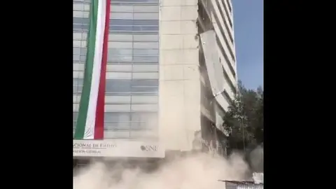 Un edificio de la Oficina Nacional de Empleo, que está en construcción, sufrió daños.
