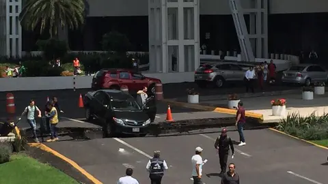 El aeropuerto internacional de México sufrió algunos daños en la terminal 2.