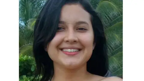 Fotos publicadas por la familia de la joven para conocer su paradero.