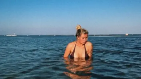 La joven es una amante de la playa y las olas. Muchas de sus fotos en su cuenta de Instagram son en esa locación.