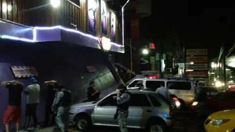 Los agentes realizaron revisión de empleados y clientes en al menos tres lugares de este tipo: Lips, Glow e Insomnia.