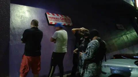 Según la Policía, los negocios operan en orden, no se encontraron menores de edad y no hay detenciones.