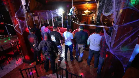 En el lugar se solicitó la documentación personal a los clientes y empleados.